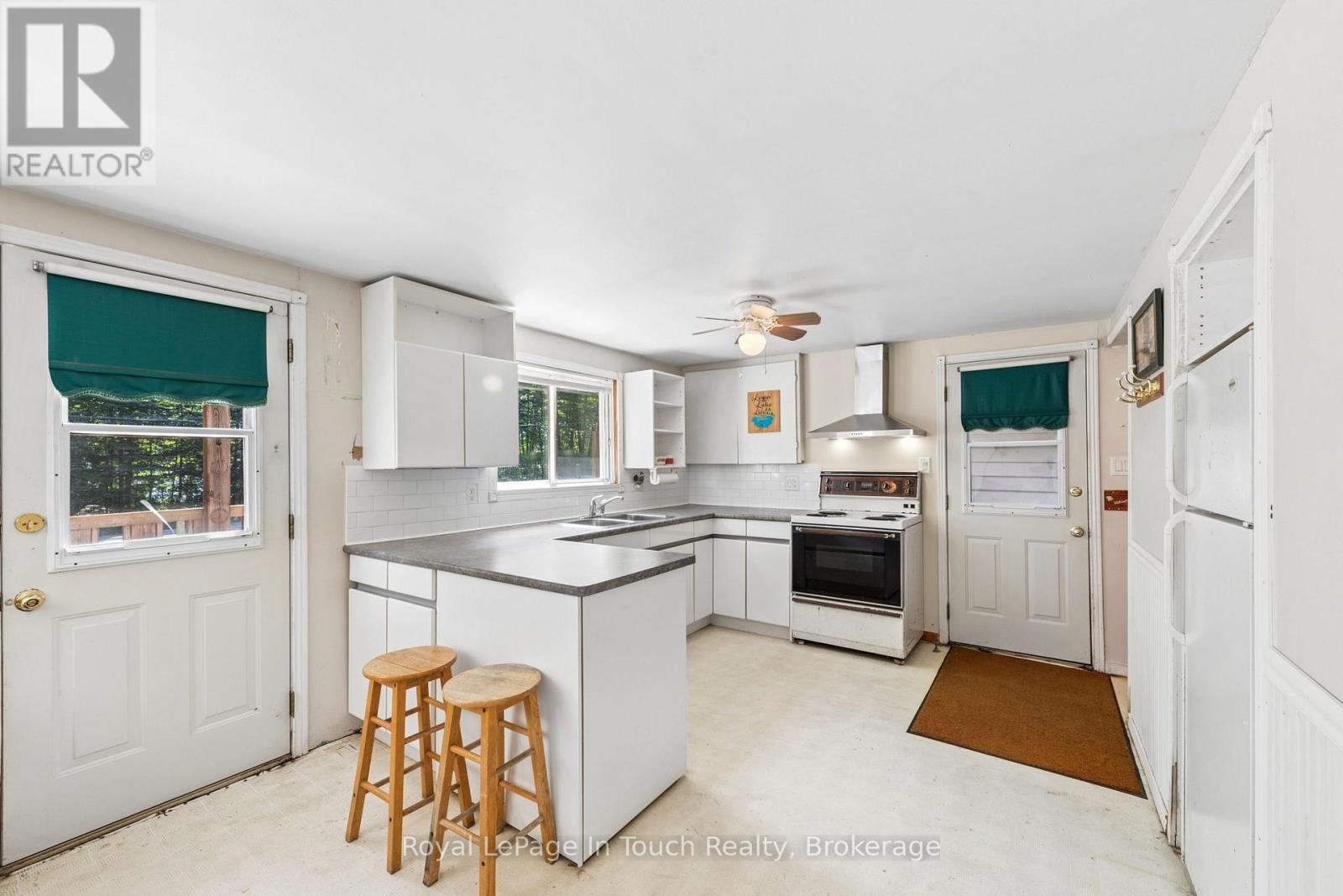 












1558 CHAMPLAIN ROAD

,
Tiny,




Ontario
L9M0C1


