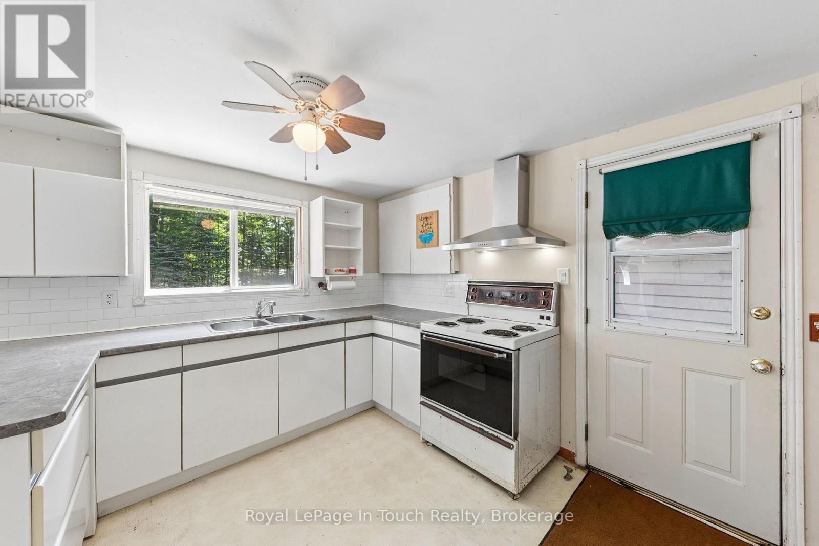 












1558 CHAMPLAIN ROAD

,
Tiny,




Ontario
L9M0C1

