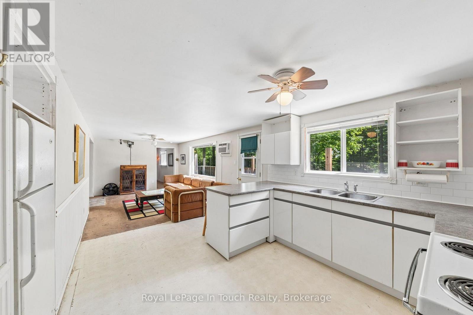 












1558 CHAMPLAIN ROAD

,
Tiny,




Ontario
L9M0C1

