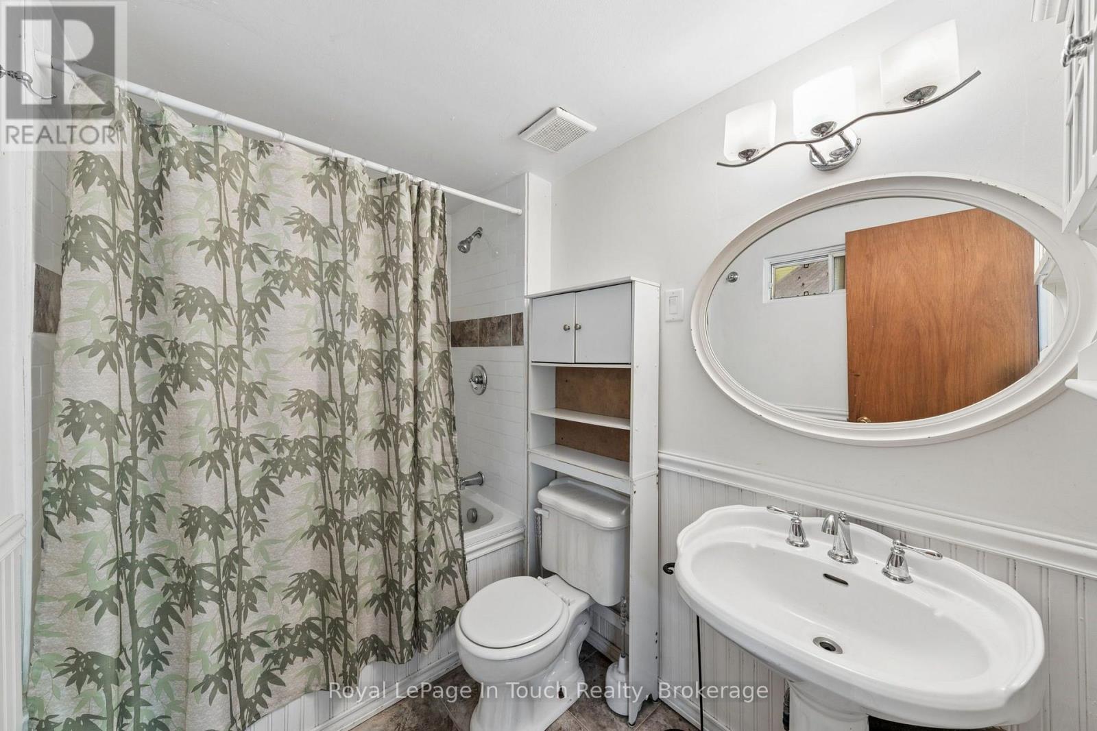 












1558 CHAMPLAIN ROAD

,
Tiny,




Ontario
L9M0C1

