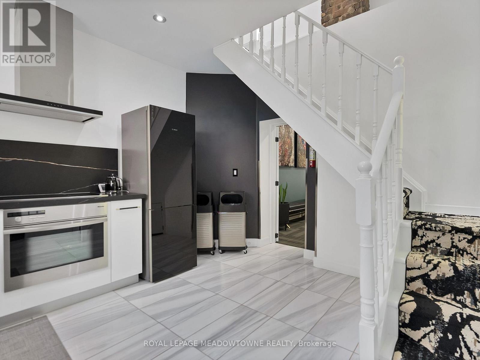 












544 RICHMOND STREET W

,
Toronto,




Ontario
M5V1Y4

