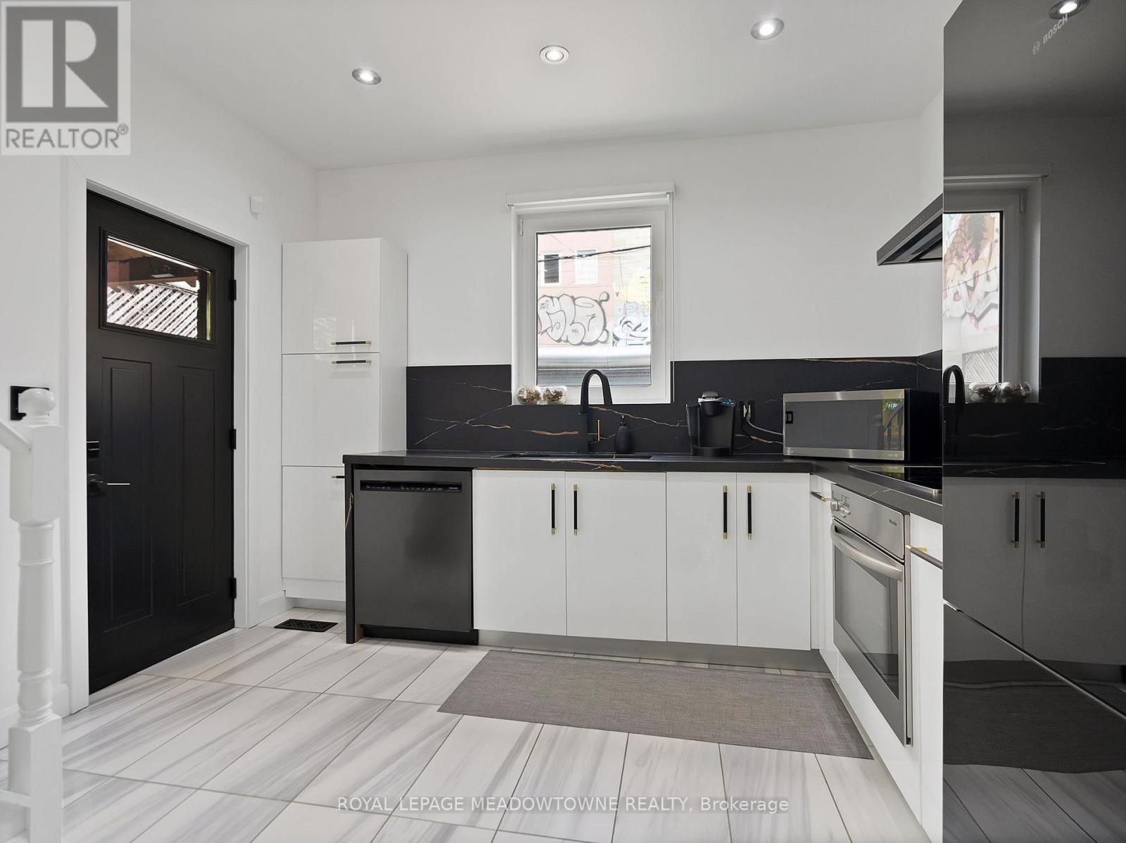 












544 RICHMOND STREET W

,
Toronto,




Ontario
M5V1Y4

