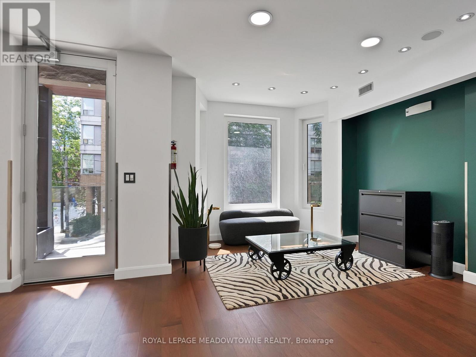 












544 RICHMOND STREET W

,
Toronto,




Ontario
M5V1Y4

