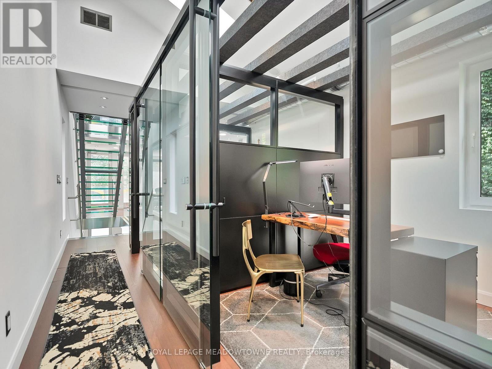 












544 RICHMOND STREET W

,
Toronto,




Ontario
M5V1Y4

