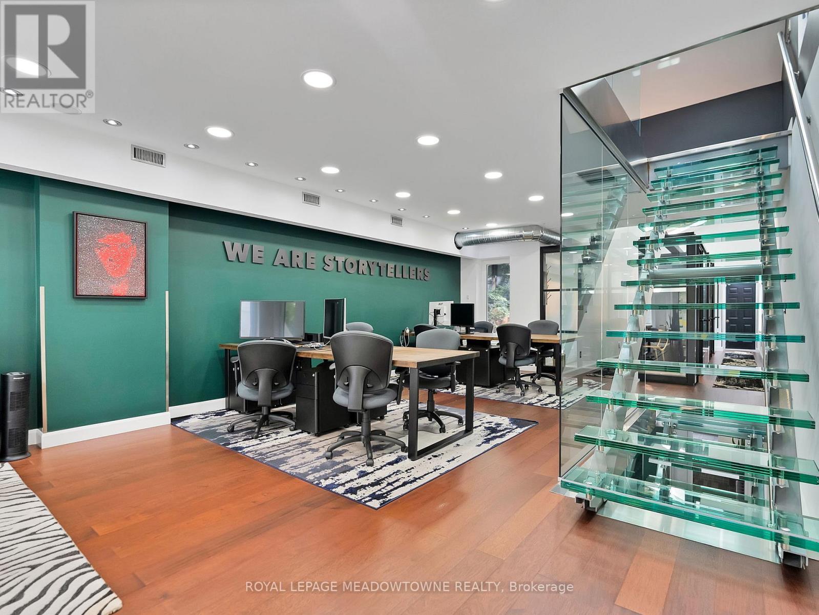 












544 RICHMOND STREET W

,
Toronto,




Ontario
M5V1Y4

