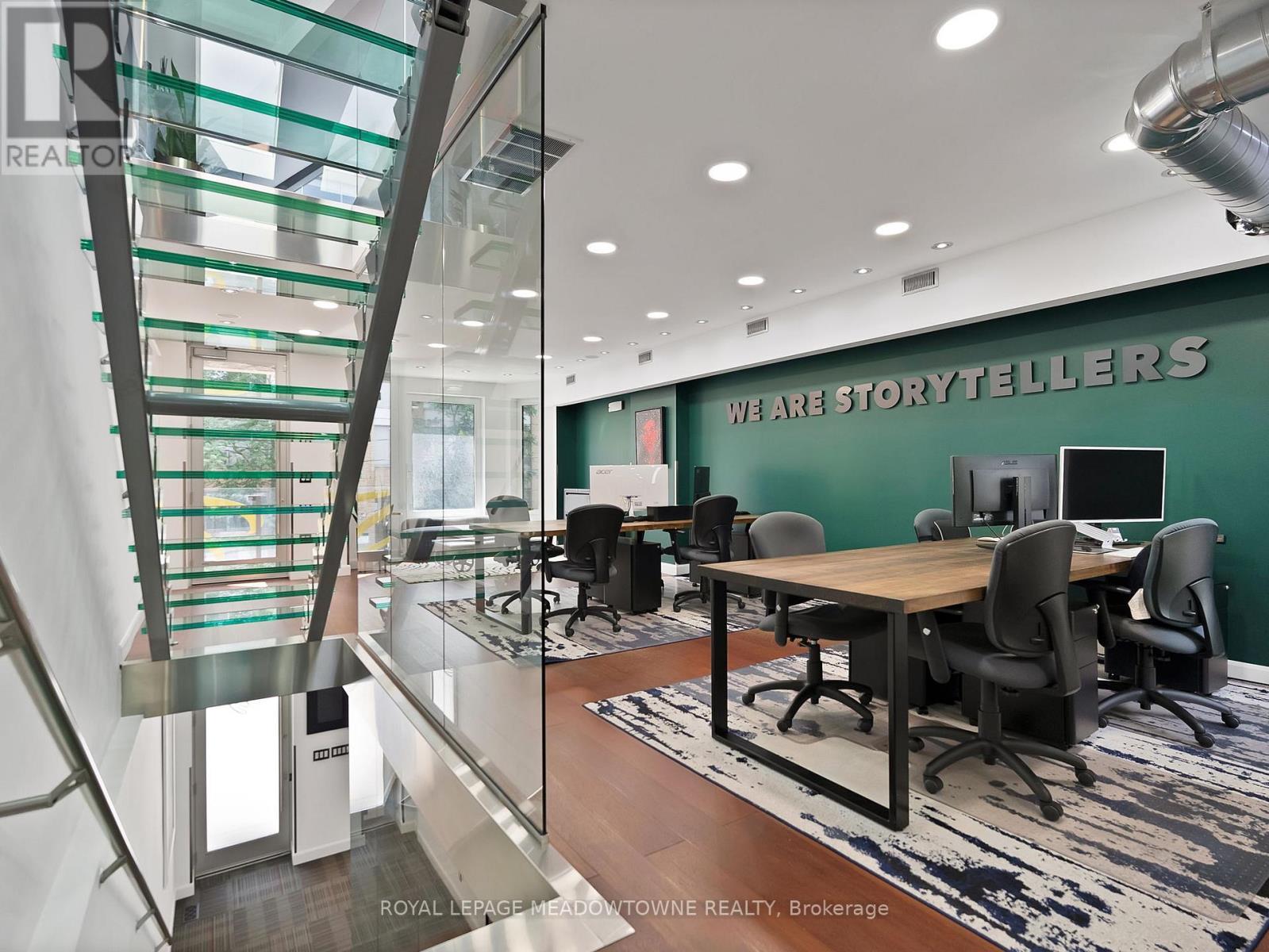 












544 RICHMOND STREET W

,
Toronto,




Ontario
M5V1Y4

