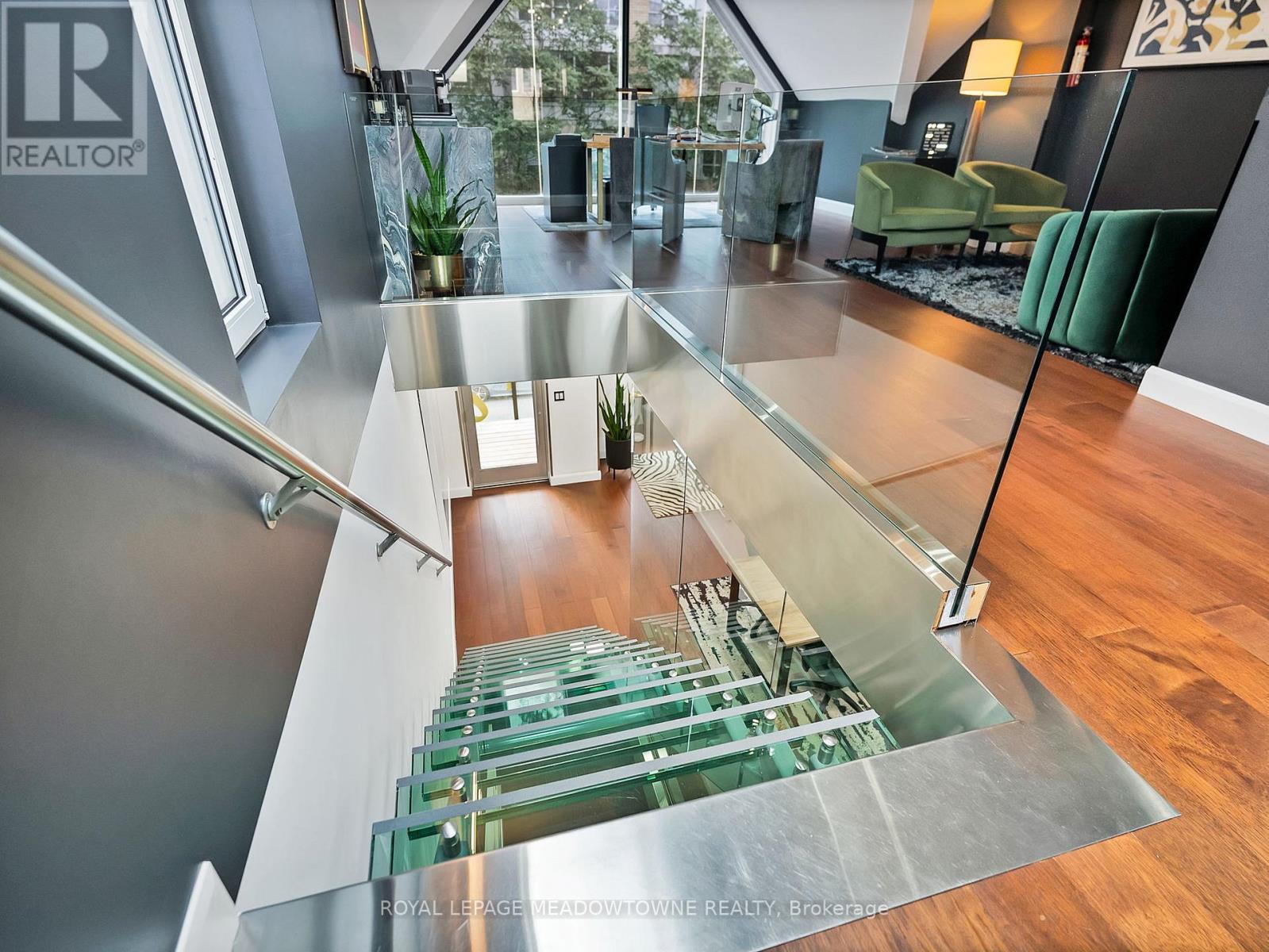 












544 RICHMOND STREET W

,
Toronto,




Ontario
M5V1Y4

