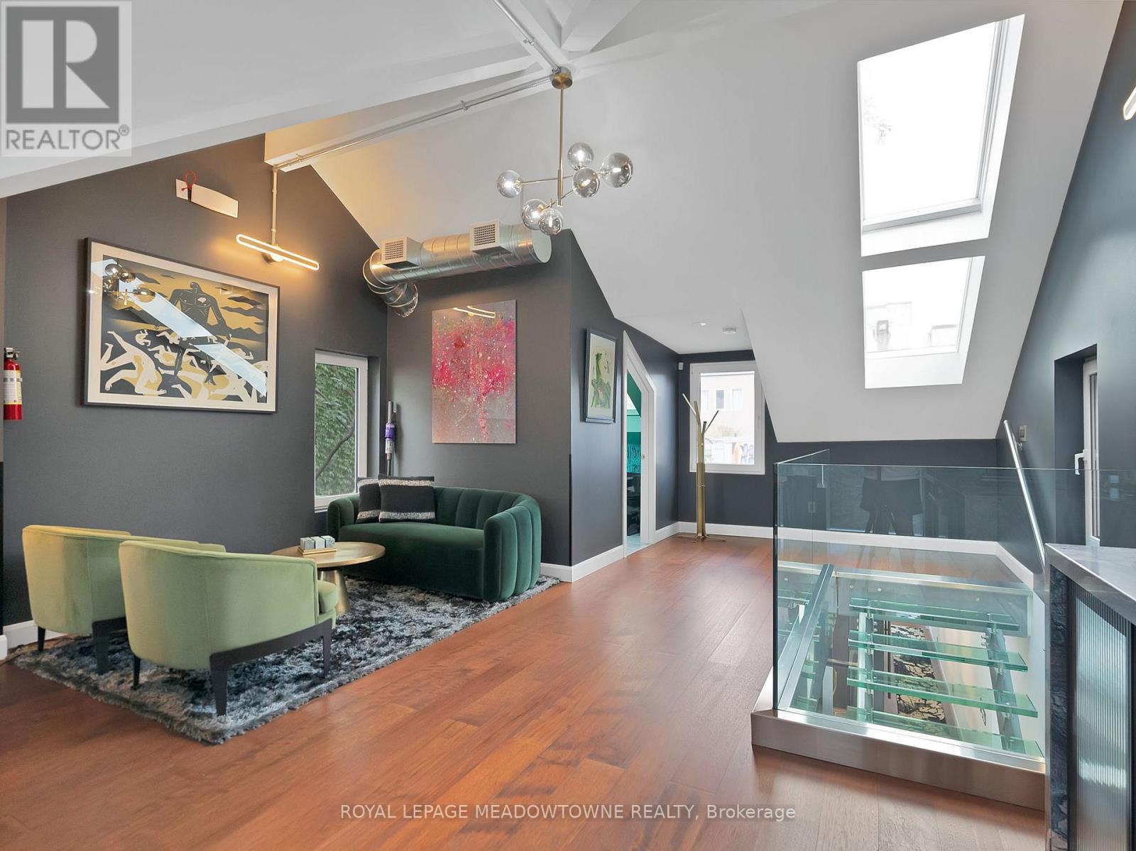 












544 RICHMOND STREET W

,
Toronto,




Ontario
M5V1Y4

