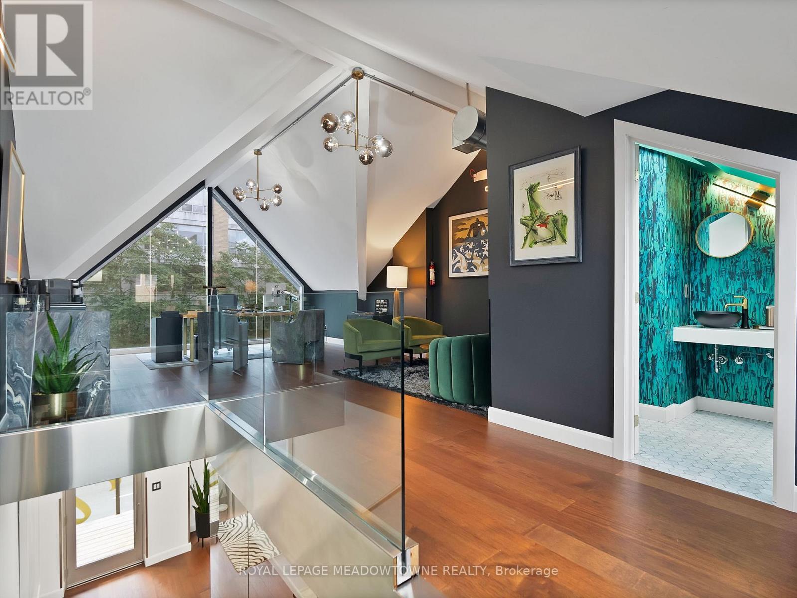 












544 RICHMOND STREET W

,
Toronto,




Ontario
M5V1Y4

