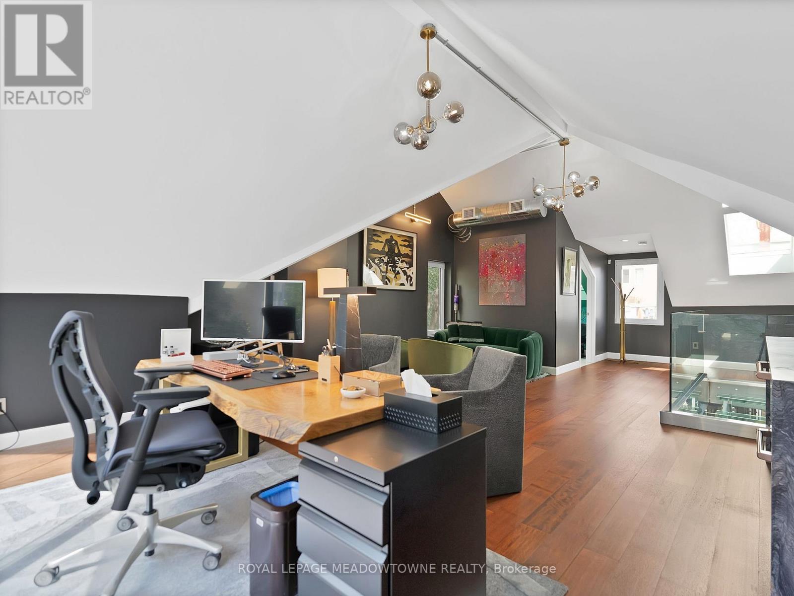 












544 RICHMOND STREET W

,
Toronto,




Ontario
M5V1Y4

