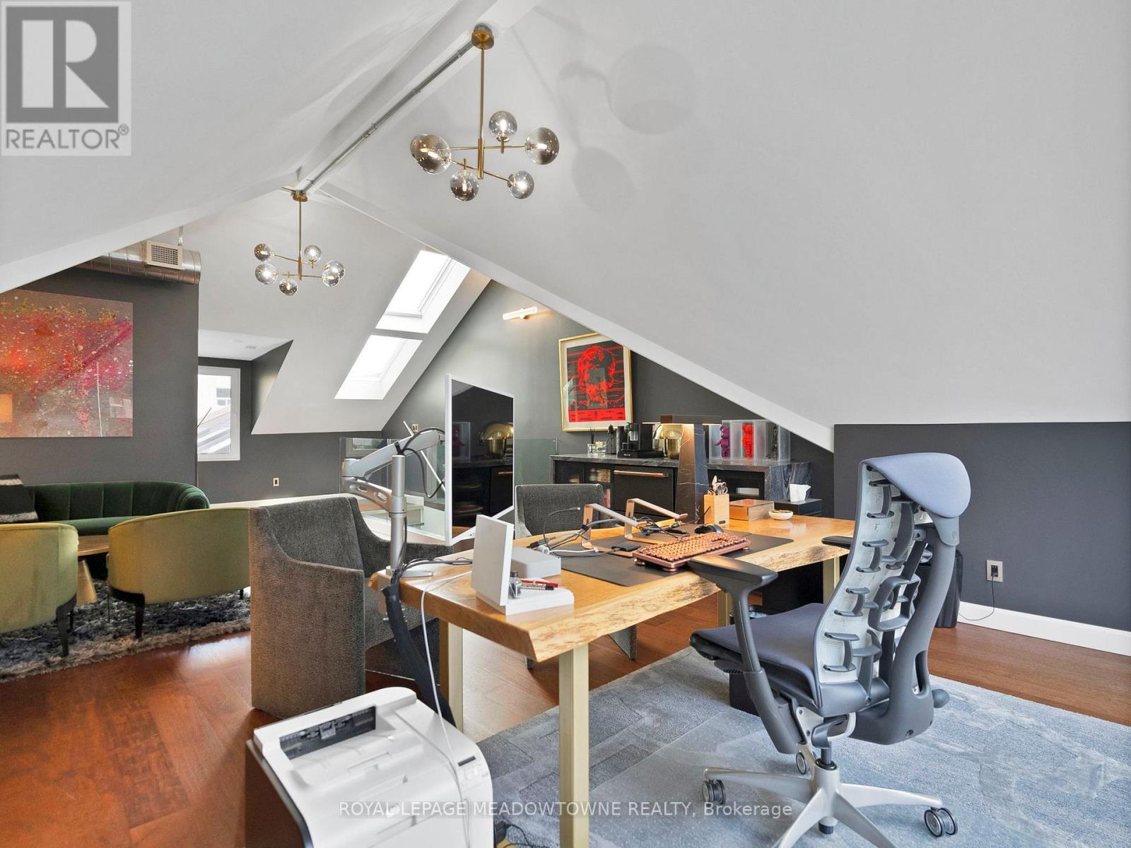 












544 RICHMOND STREET W

,
Toronto,




Ontario
M5V1Y4

