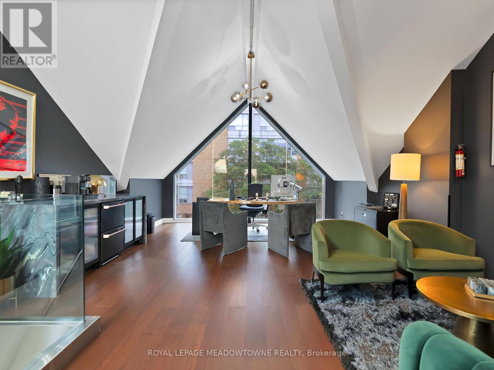 












544 RICHMOND STREET W

,
Toronto,




Ontario
M5V1Y4

