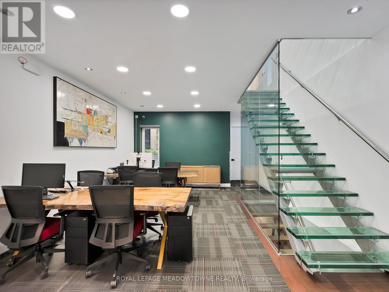 












544 RICHMOND STREET W

,
Toronto,




Ontario
M5V1Y4

