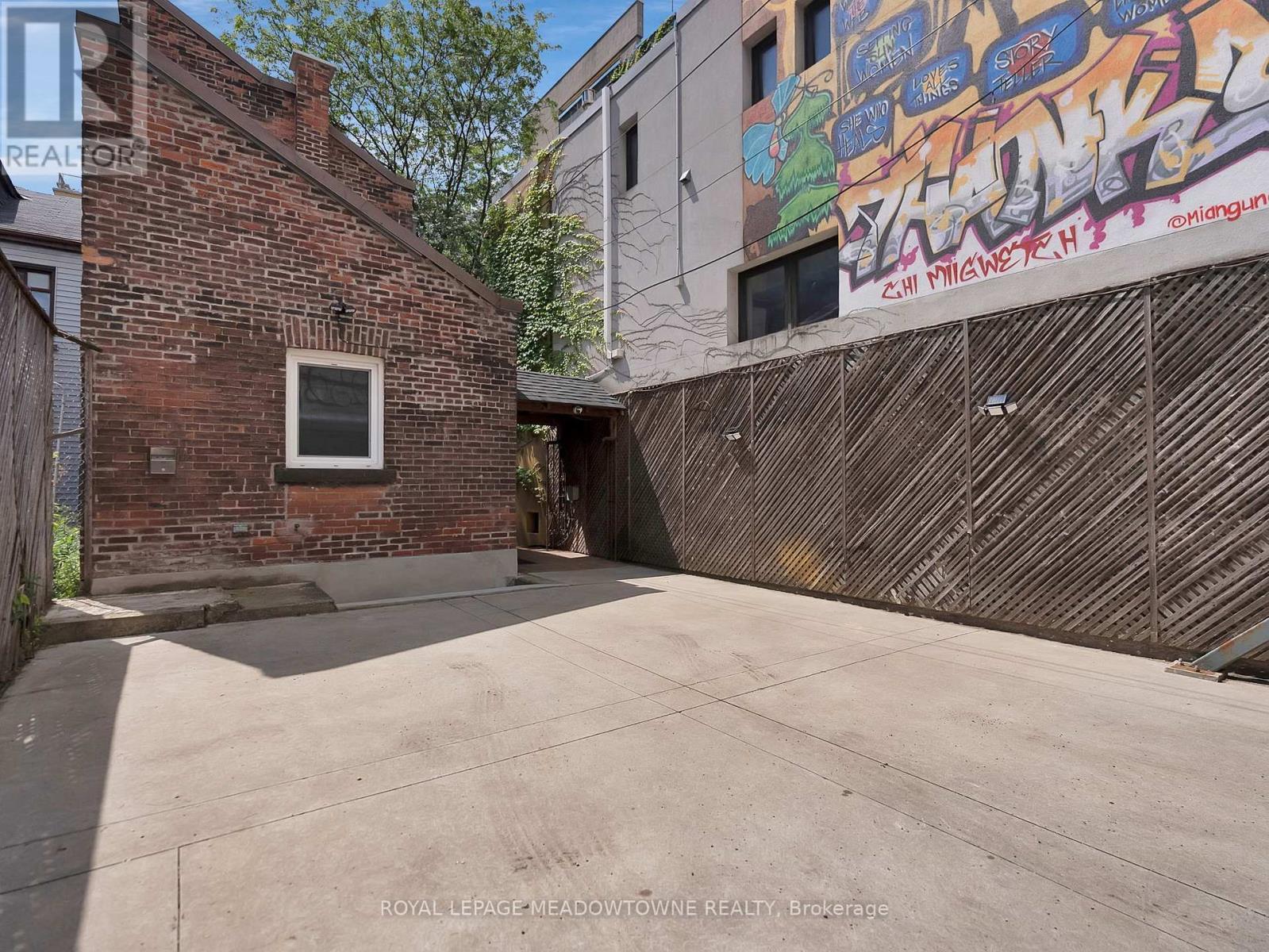 












544 RICHMOND STREET W

,
Toronto,




Ontario
M5V1Y4

