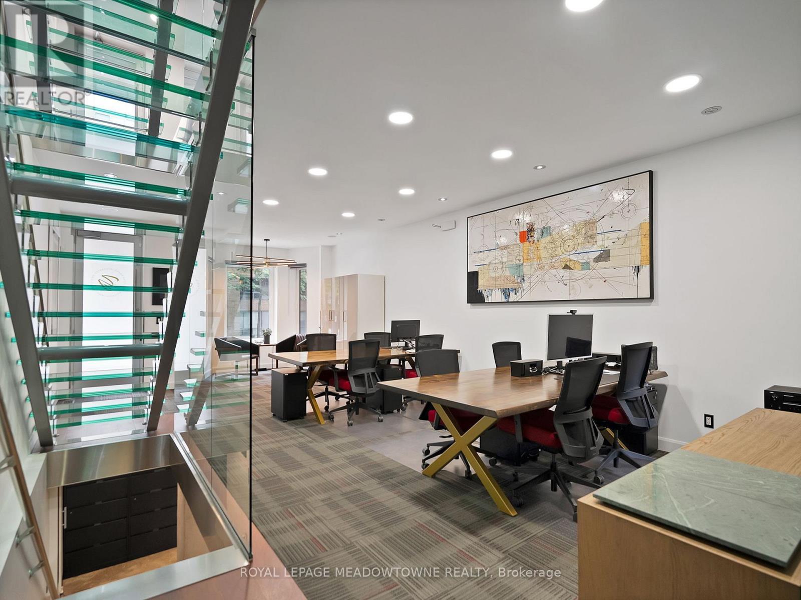 












544 RICHMOND STREET W

,
Toronto,




Ontario
M5V1Y4

