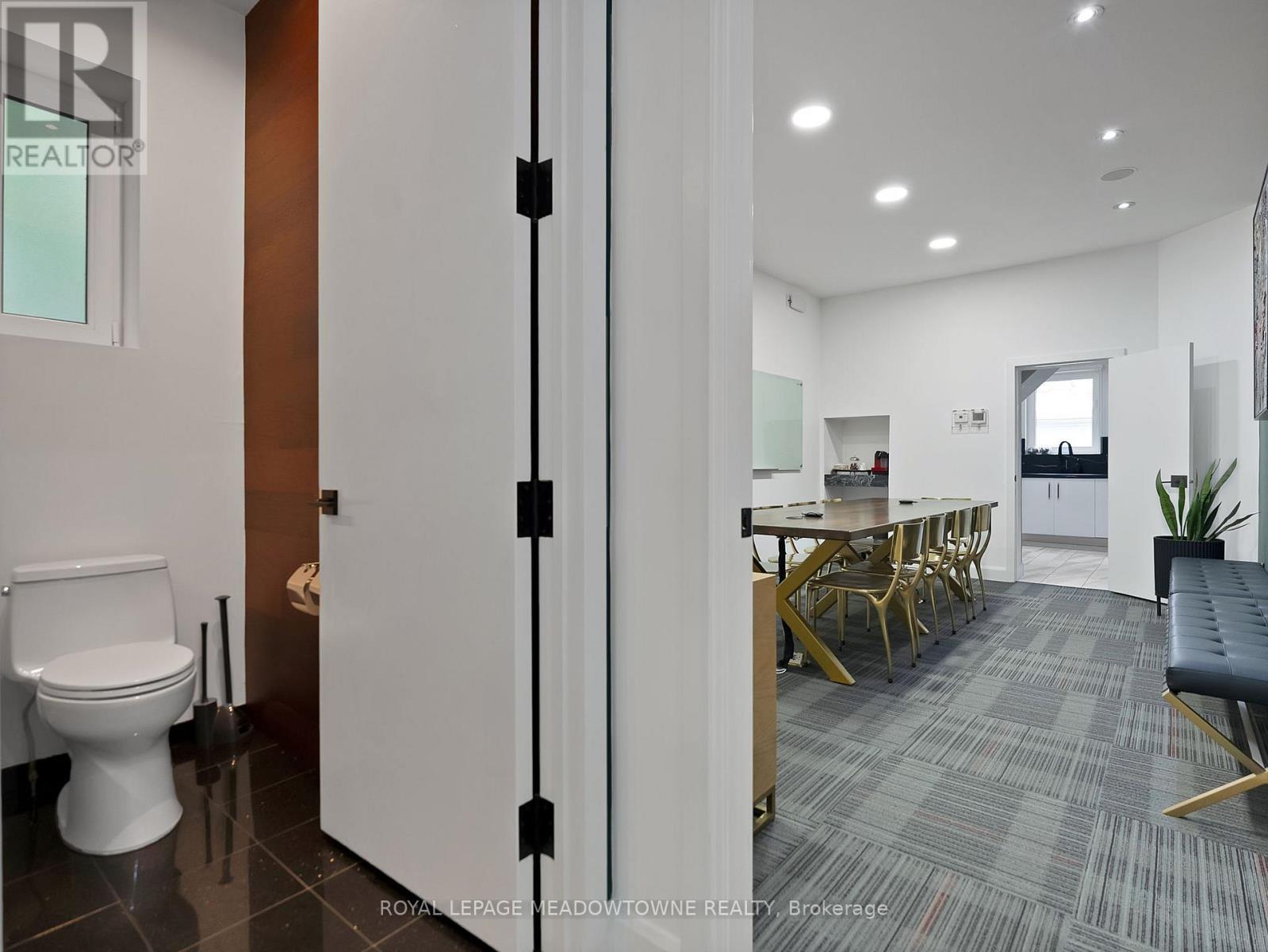 












544 RICHMOND STREET W

,
Toronto,




Ontario
M5V1Y4

