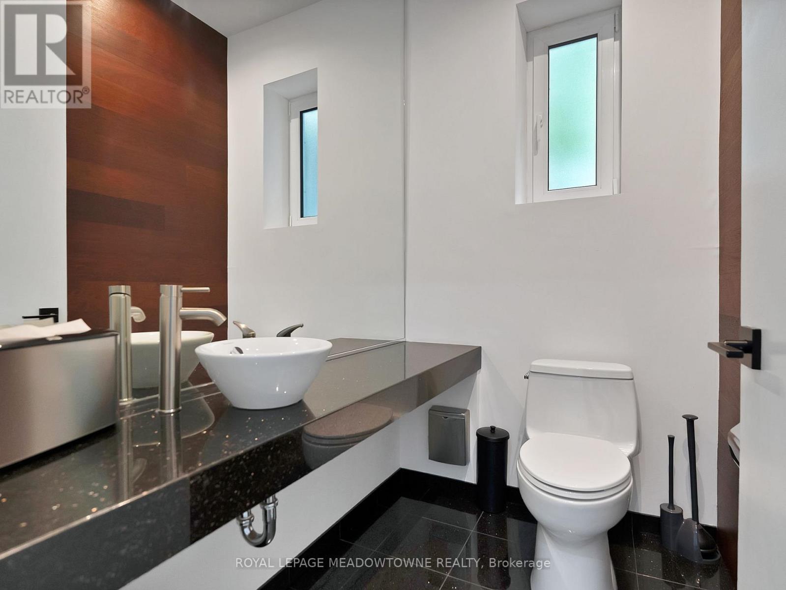 












544 RICHMOND STREET W

,
Toronto,




Ontario
M5V1Y4

