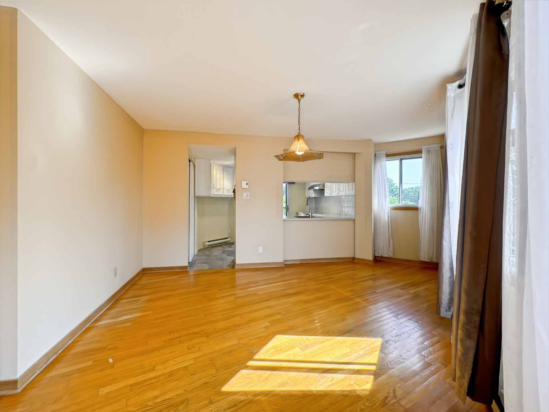 









516


Place Samuel-De Champlain

,
Boucherville,




QC
J4B6P7

