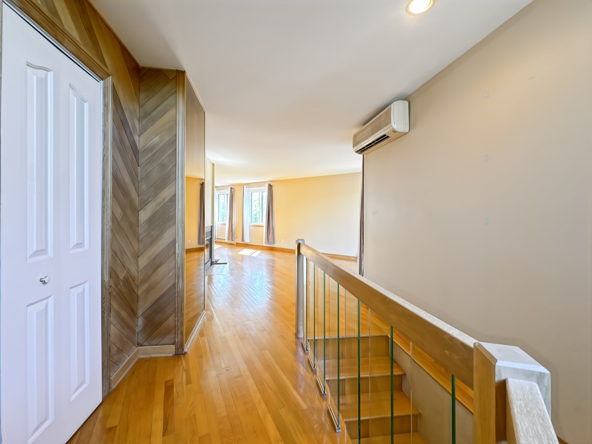









516


Place Samuel-De Champlain

,
Boucherville,




QC
J4B6P7

