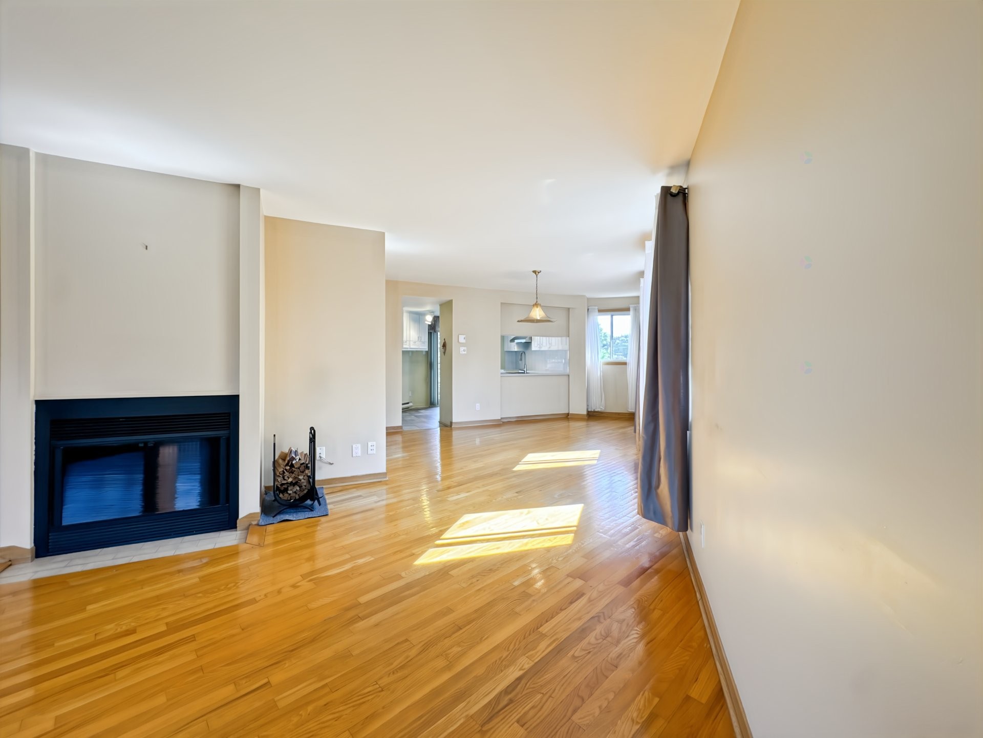 









516


Place Samuel-De Champlain

,
Boucherville,




QC
J4B6P7

