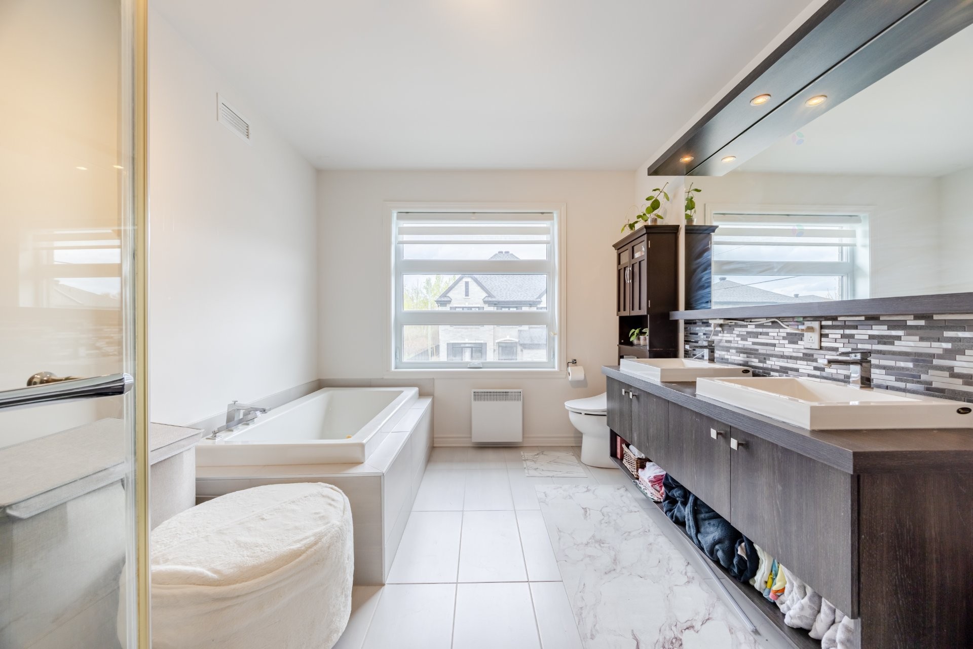 









4056


Rue des Pruniers

,
Longueuil (Saint-Hubert),




QC
J3Y0S2

