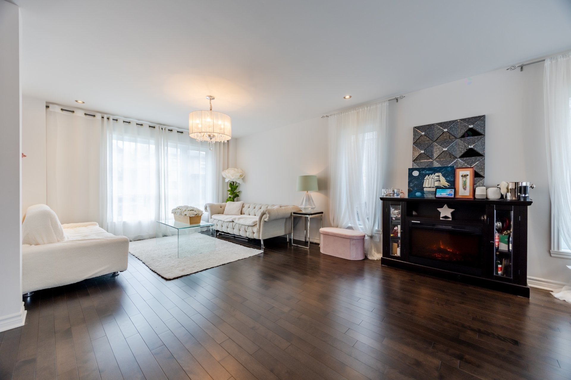 









4056


Rue des Pruniers

,
Longueuil (Saint-Hubert),




QC
J3Y0S2

