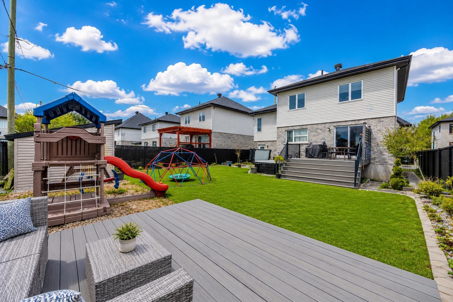









4056


Rue des Pruniers

,
Longueuil (Saint-Hubert),




QC
J3Y0S2

