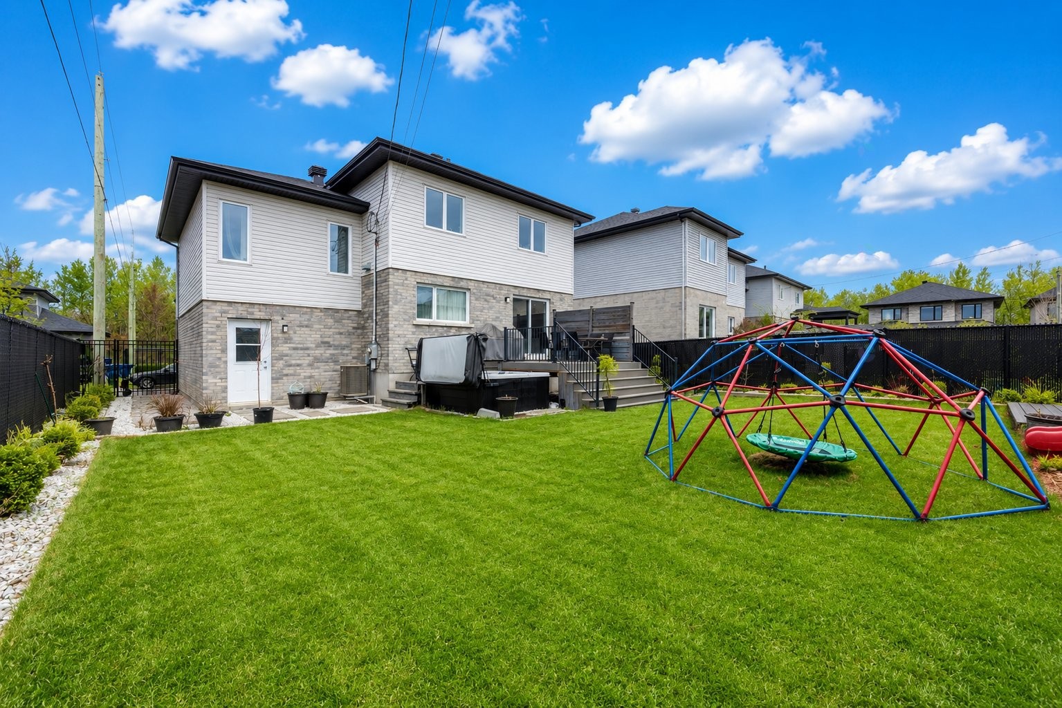 









4056


Rue des Pruniers

,
Longueuil (Saint-Hubert),




QC
J3Y0S2

