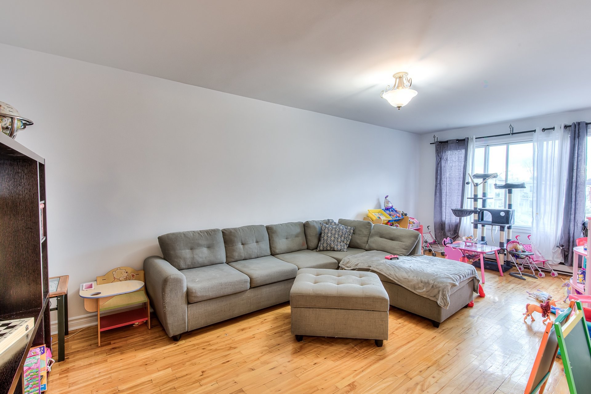 









1273

 - 1277


Rue Jasmin

,
Laval (Chomedey),




QC
H7W3V9

