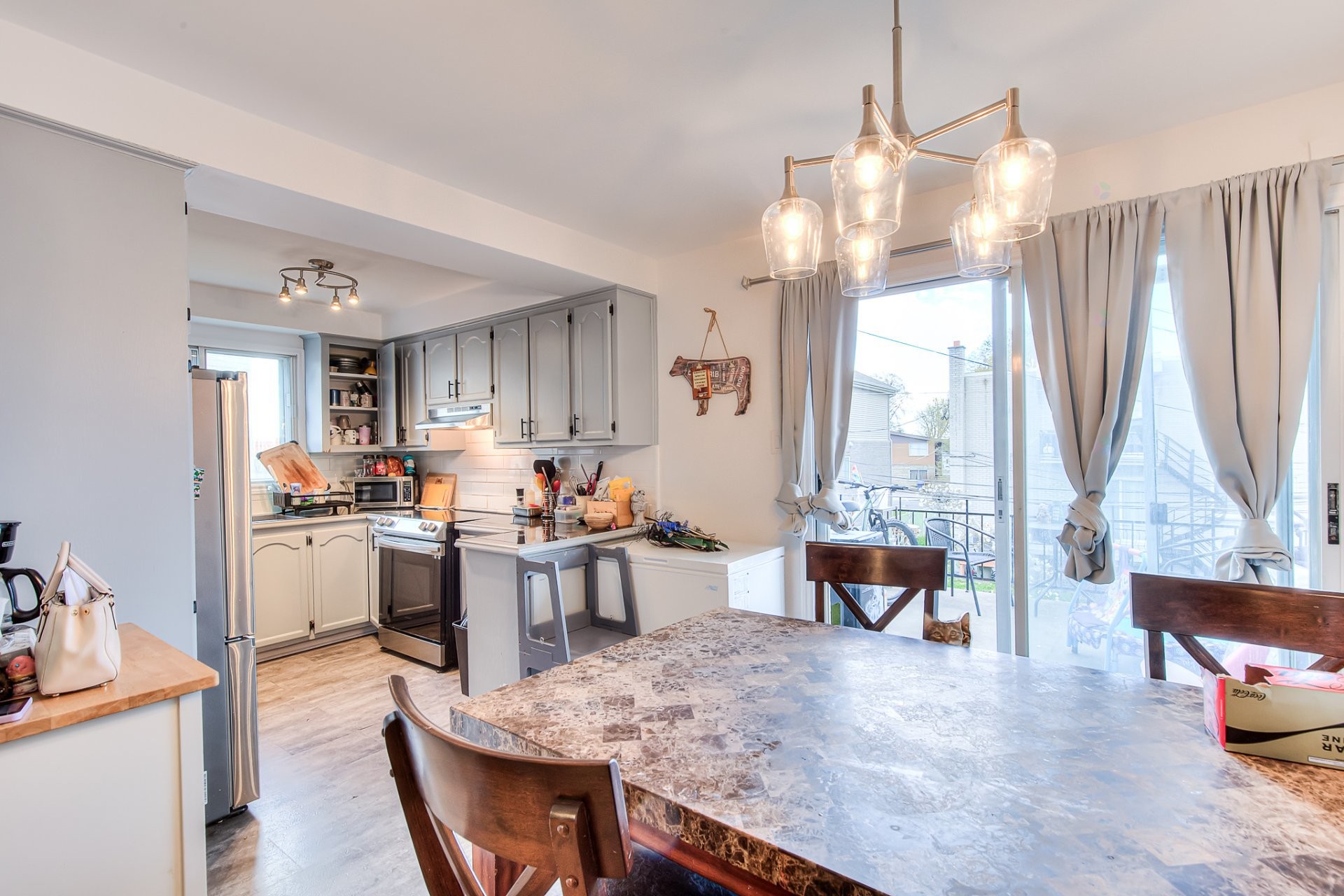 









1273

 - 1277


Rue Jasmin

,
Laval (Chomedey),




QC
H7W3V9

