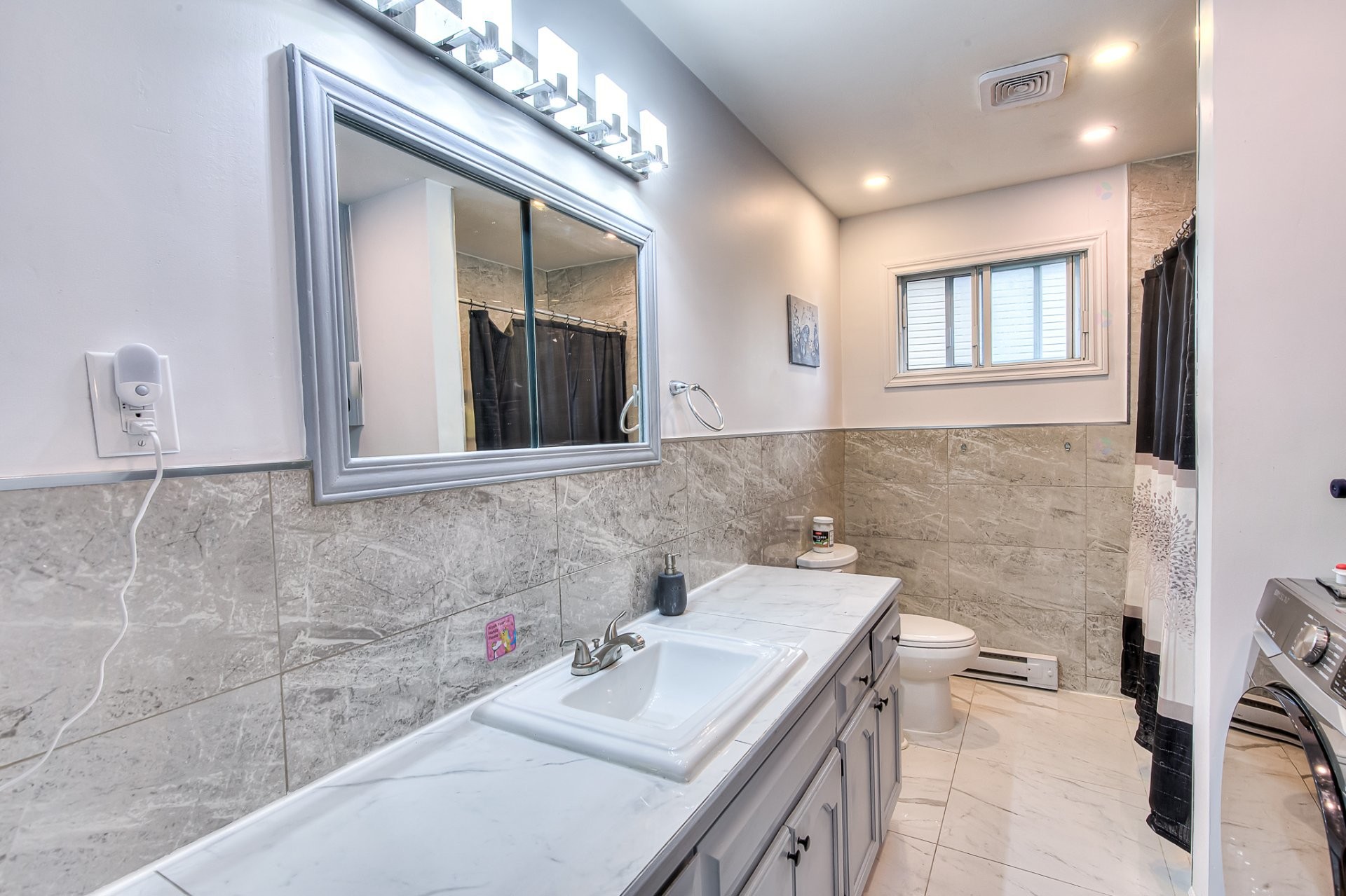 









1273

 - 1277


Rue Jasmin

,
Laval (Chomedey),




QC
H7W3V9

