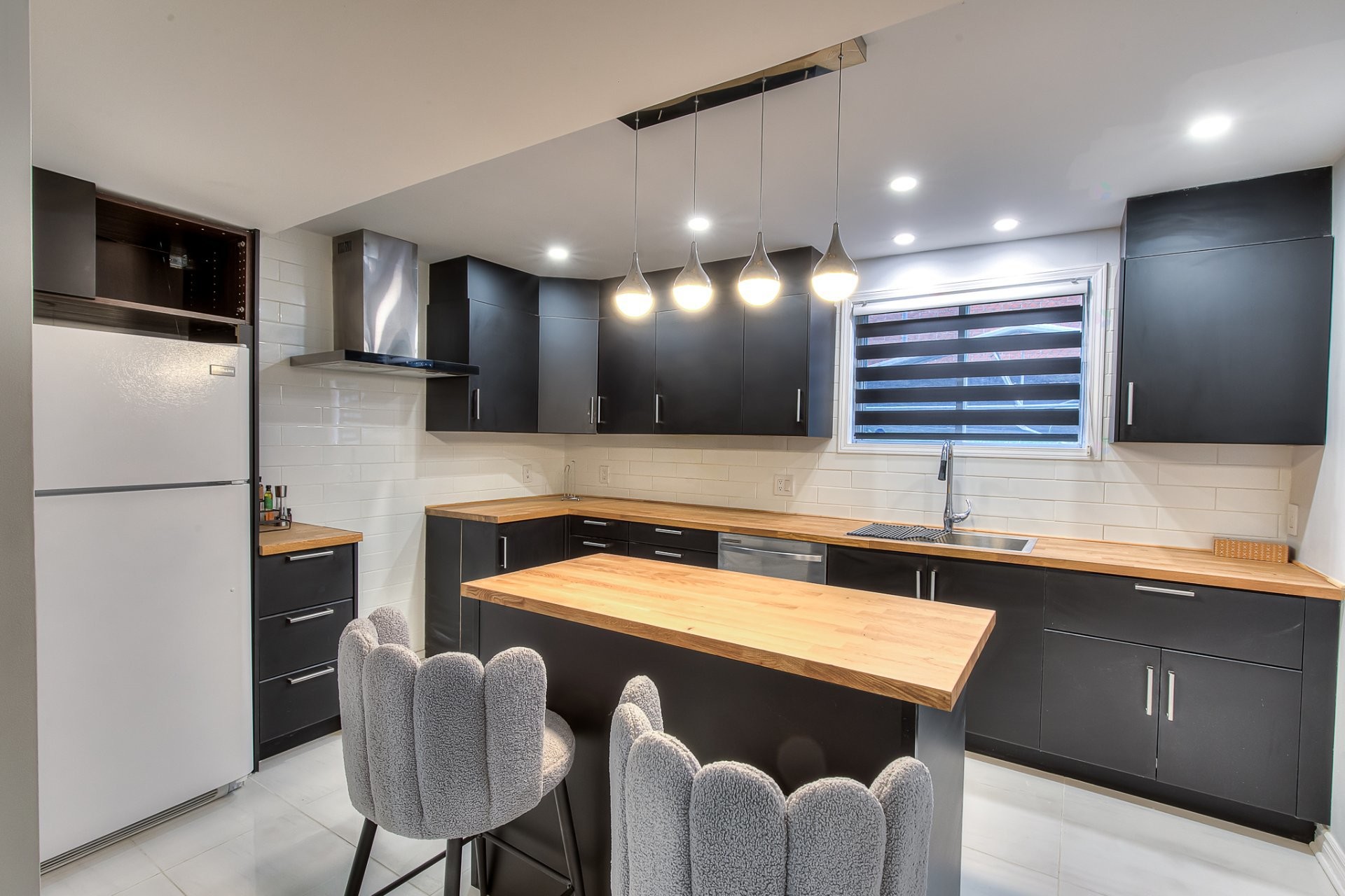 









1273

 - 1277


Rue Jasmin

,
Laval (Chomedey),




QC
H7W3V9


