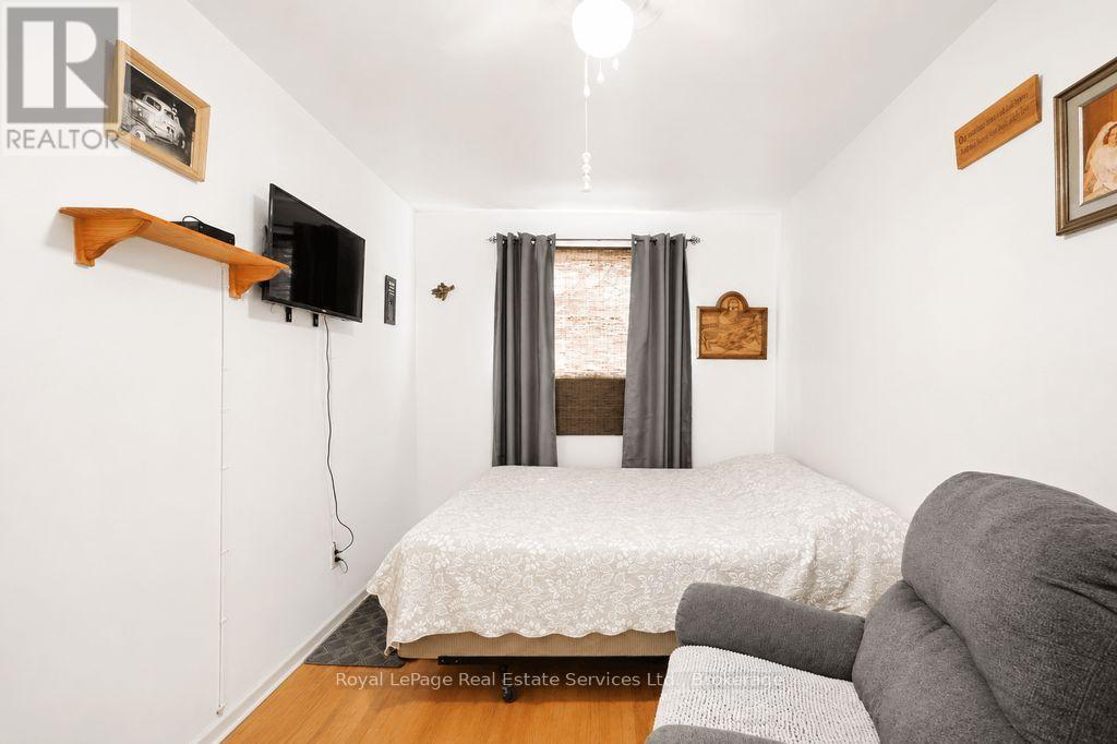 












334 TRAGINA AVENUE N

,
Hamilton (Homeside),




Ontario
L8H5E3


