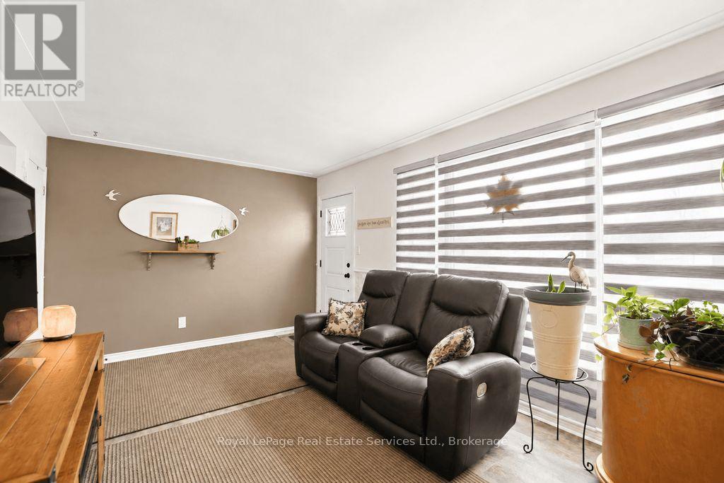 












334 TRAGINA AVENUE N

,
Hamilton (Homeside),




Ontario
L8H5E3

