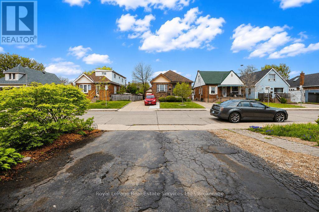 












334 TRAGINA AVENUE N

,
Hamilton (Homeside),




Ontario
L8H5E3

