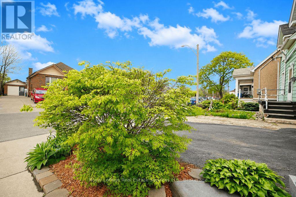 












334 TRAGINA AVENUE N

,
Hamilton (Homeside),




Ontario
L8H5E3

