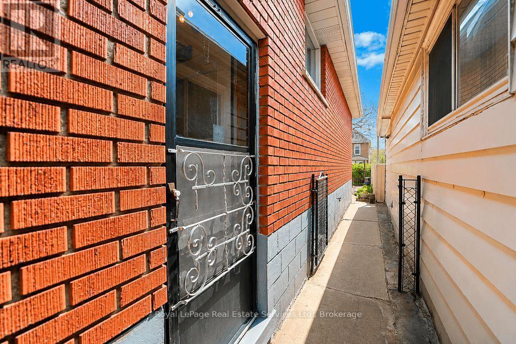 












334 TRAGINA AVENUE N

,
Hamilton (Homeside),




Ontario
L8H5E3

