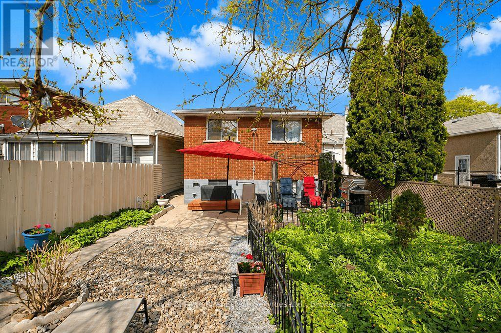 












334 TRAGINA AVENUE N

,
Hamilton (Homeside),




Ontario
L8H5E3

