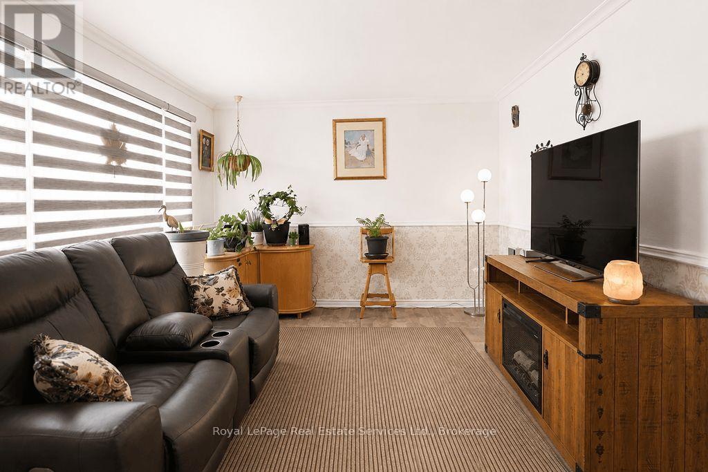 












334 TRAGINA AVENUE N

,
Hamilton (Homeside),




Ontario
L8H5E3

