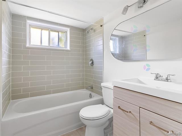 









1010A


Rue Ridgewood

,
Laval (Chomedey),




QC
H7W1K8

