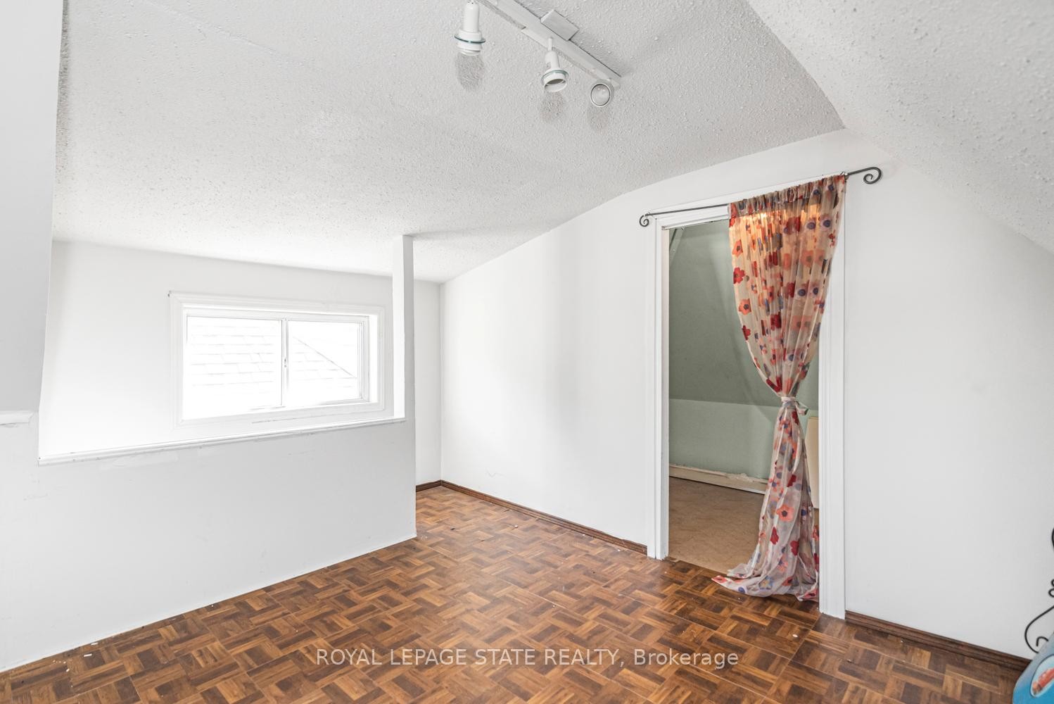 









39


Arthur

Avenue North,
Hamilton,




ON
L8L 6C7

