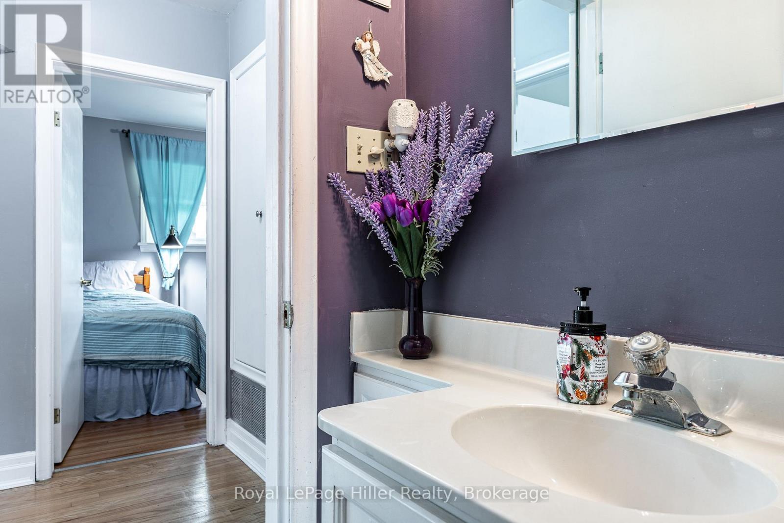 












185 STRACHAN STREET

,
Stratford,




Ontario
N5A2B4

