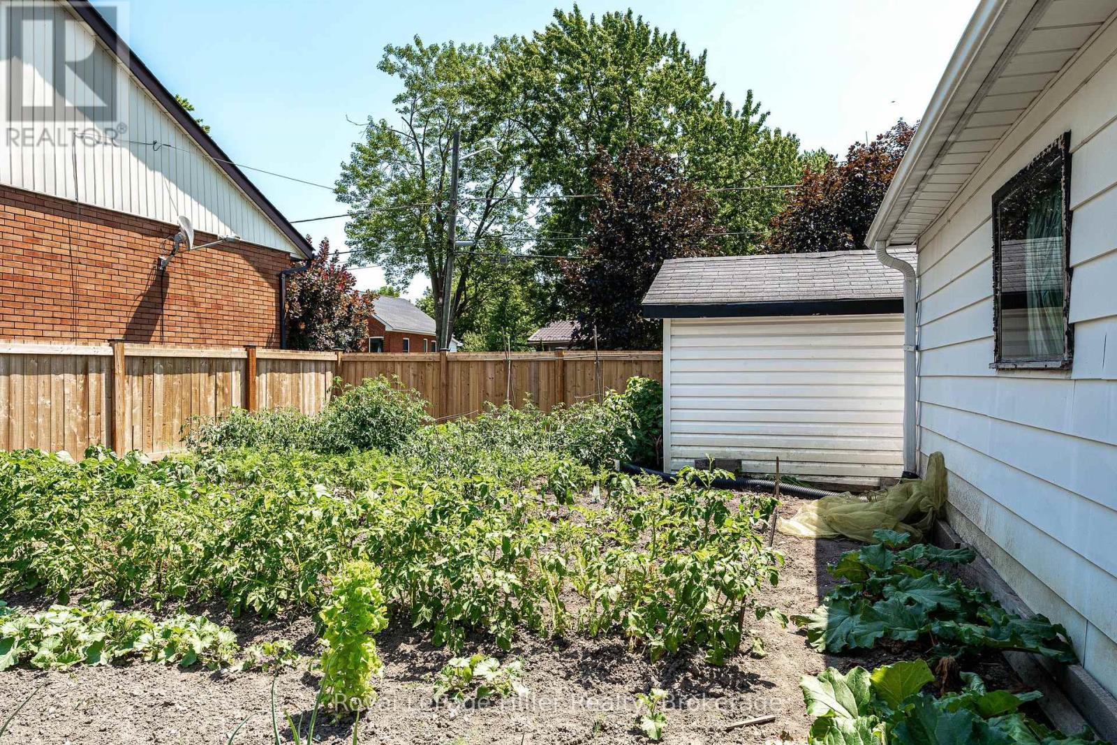












185 STRACHAN STREET

,
Stratford,




Ontario
N5A2B4

