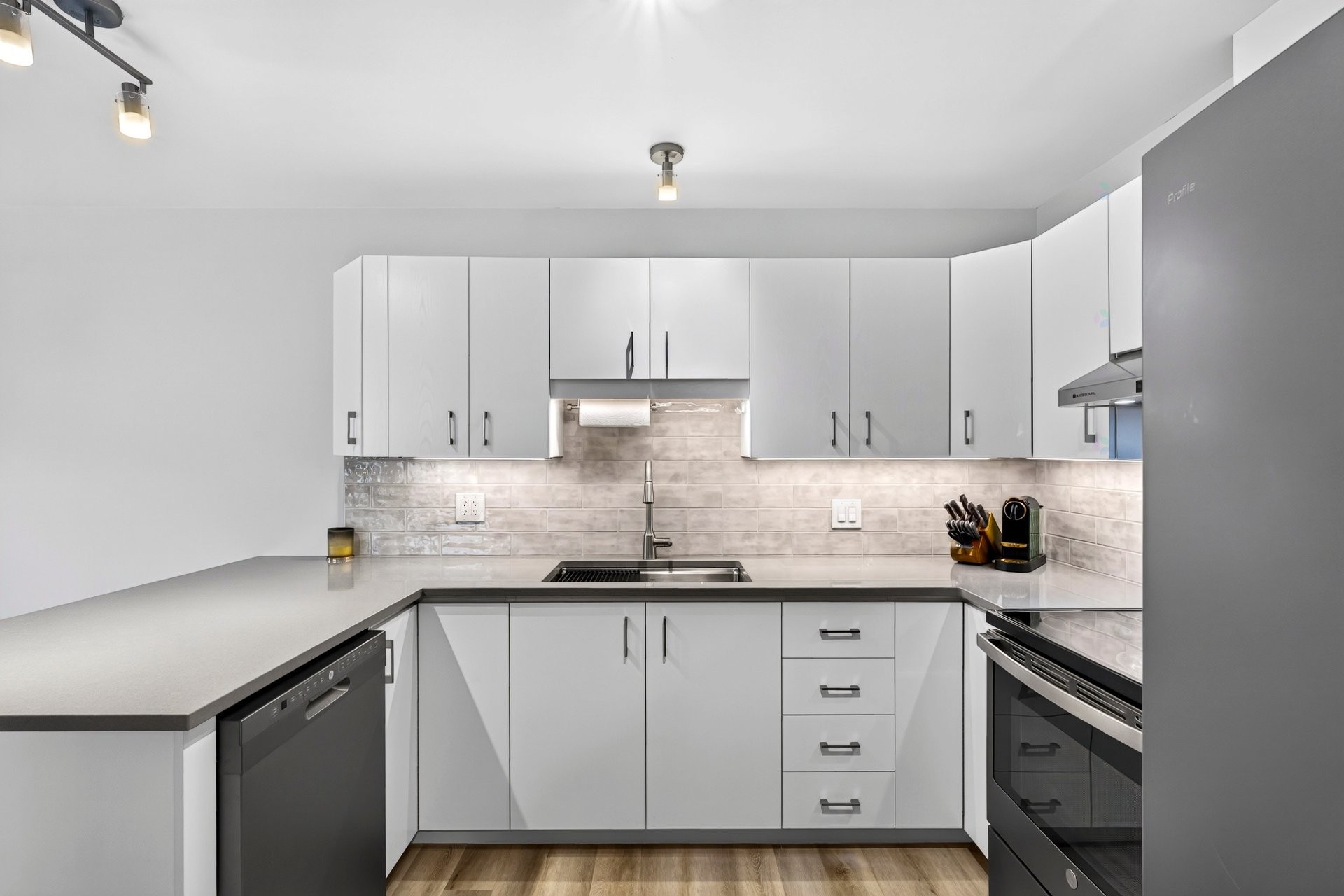 









3373


Rue Antoine-Samson

,
Sherbrooke (Les Nations),




QC
J1L2R3

