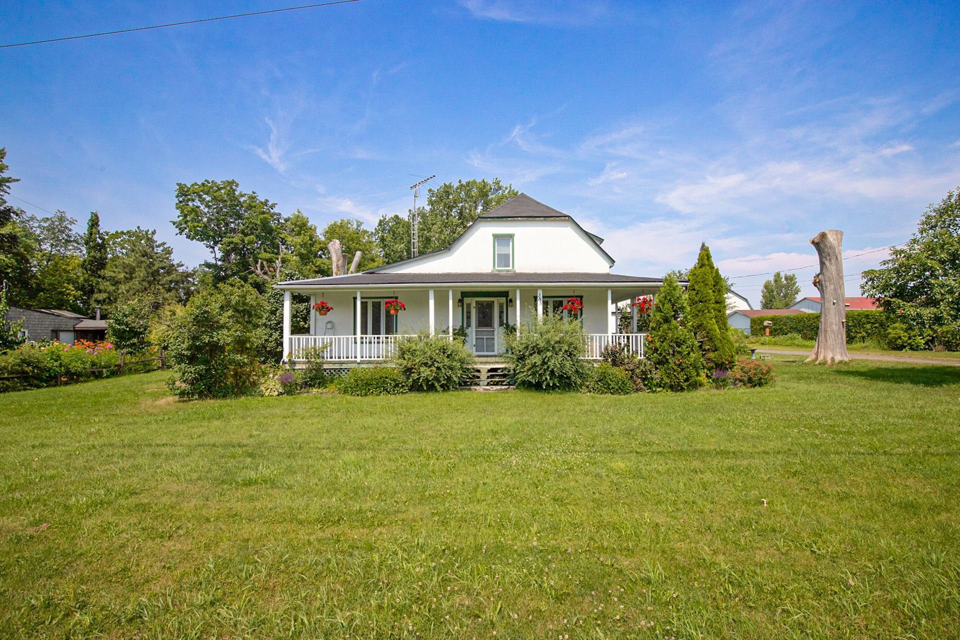 









385


Rue St-Pierre

,
Saint-Constant,




QC
J5A0M7

