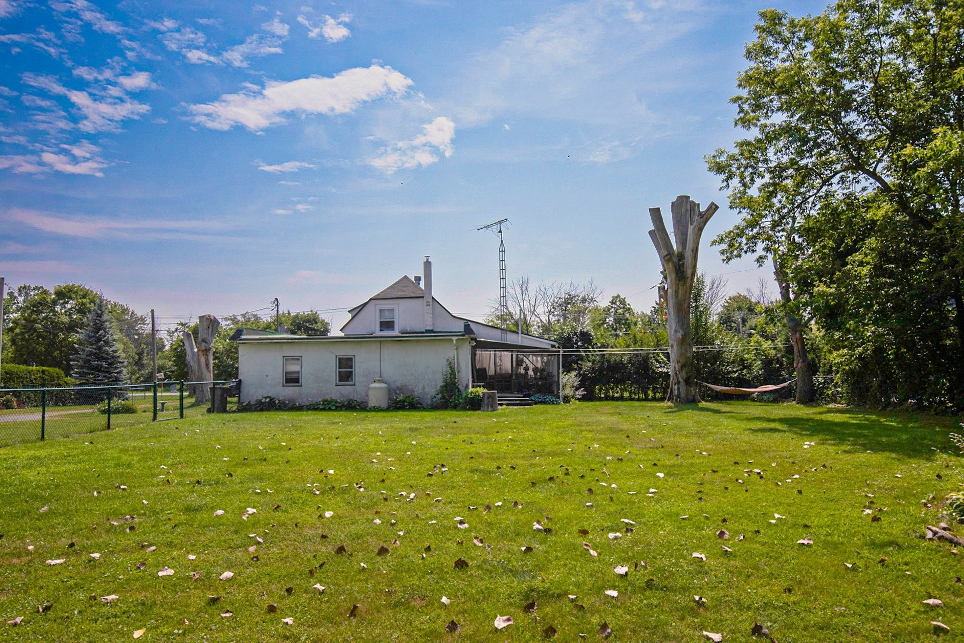 









385


Rue St-Pierre

,
Saint-Constant,




QC
J5A0M7

