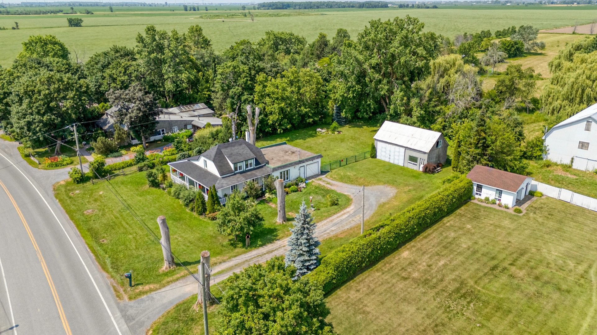 









385


Rue St-Pierre

,
Saint-Constant,




QC
J5A0M7


