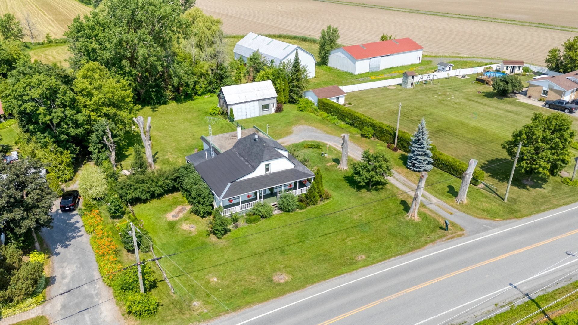 









385


Rue St-Pierre

,
Saint-Constant,




QC
J5A0M7

