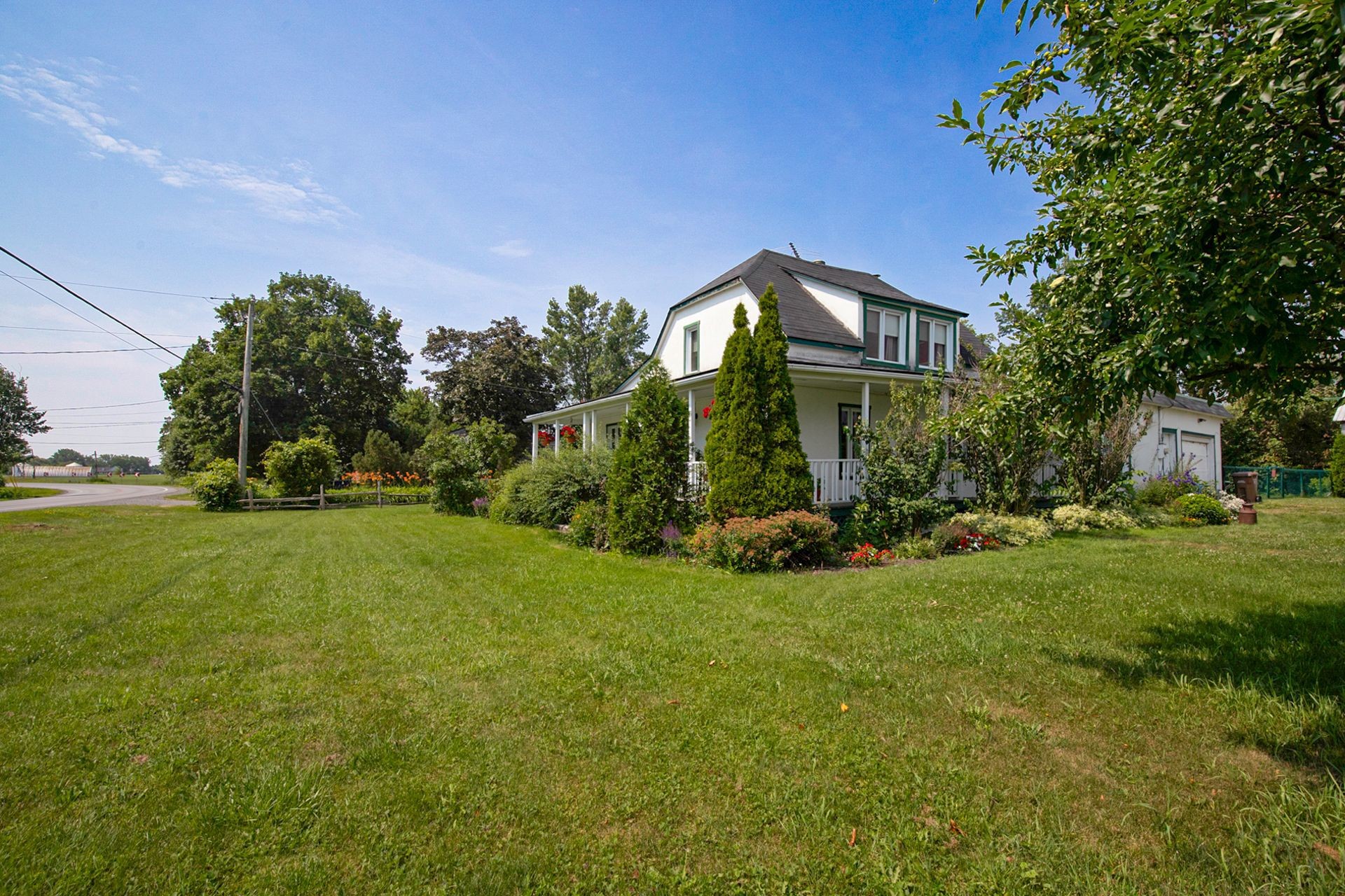 









385


Rue St-Pierre

,
Saint-Constant,




QC
J5A0M7

