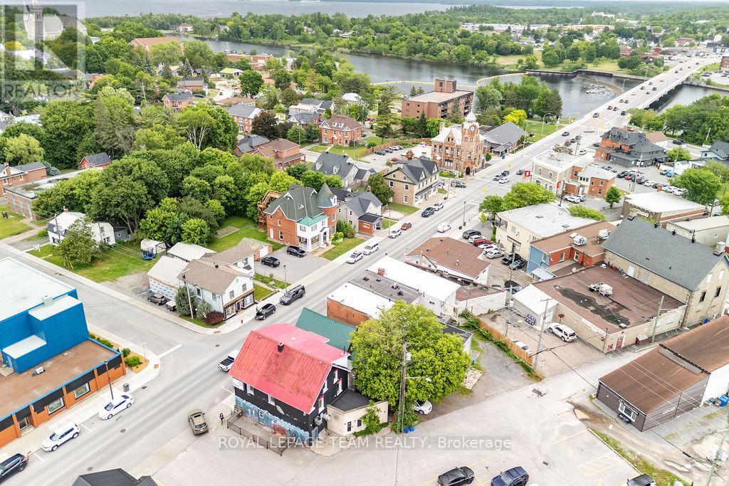 












56 MADAWASKA STREET

,
Arnprior,




Ontario
K7S1R9

